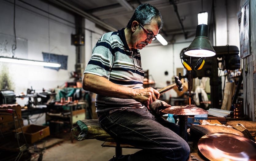 Lavorazione manuale di un tegame in rame Navarini
