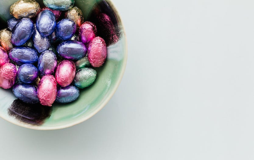 Ovetti di Pasqua moderni di cioccolato 