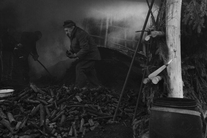 Carbonai costruzione Poiat nel fumo